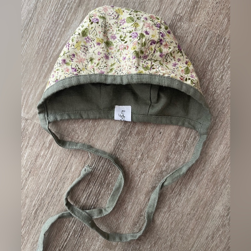 Reversible floral bonnet